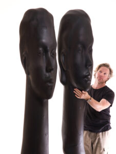 Schwarze Holzskulptur Stele Noire Duett Resonanz mit Künstler Michael Tolloy