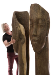 Moderne Holzskulptur Stele Noire Duett Gegenüber aus geräucherter Eiche mit Bildhauer Michael Tolloy an den Stelen